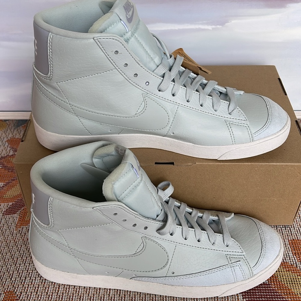 NIKE WMNS BLAZER MID '77 NEXT
NATURAL 
LIGHT SILVER/LIGHT SILVER-WOLF GREY - Picture 2 of 16